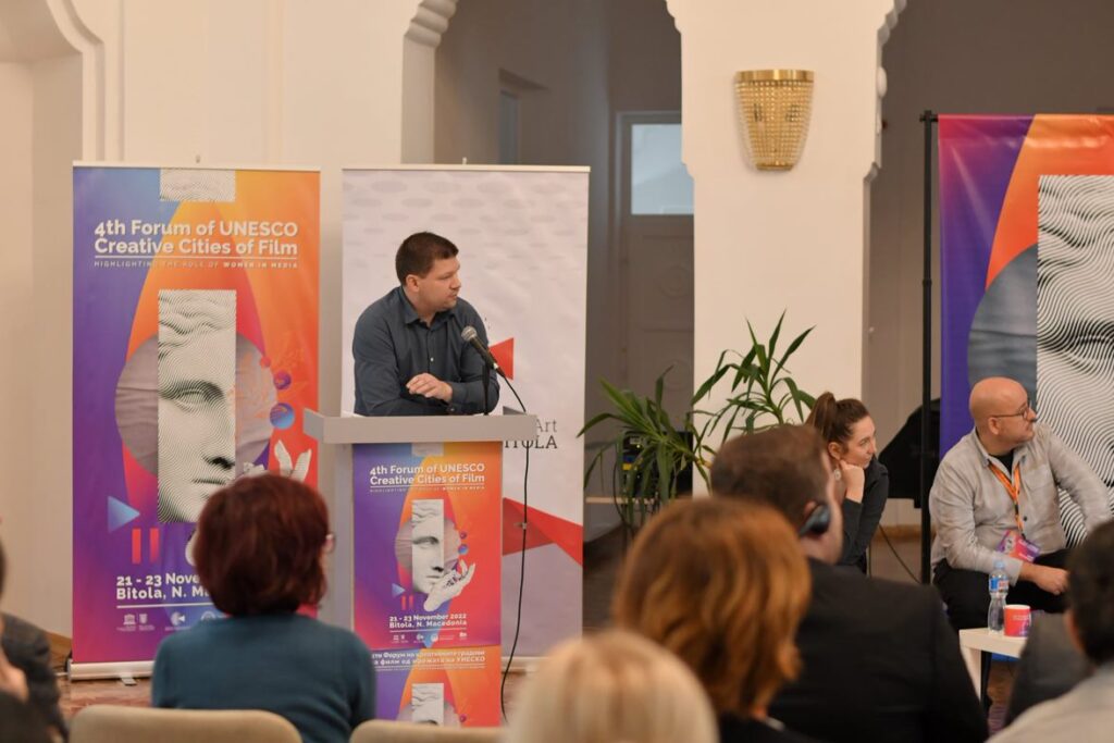 Łukasz Cichowski (Wydział Kultury UM Gdyni) prezentuje dokonania miasta Gdyni w dziedzinie filmu 